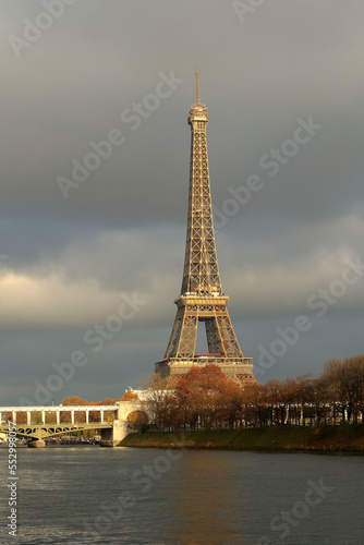 Paris - Tour Eiffel © saxoph