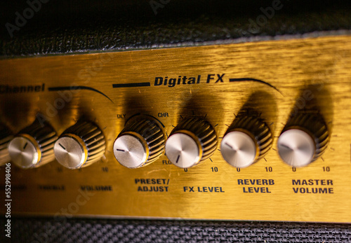 Bild auf Leinwand regolazioni per uscite digitali di un amplificatore elettrico per chitarra