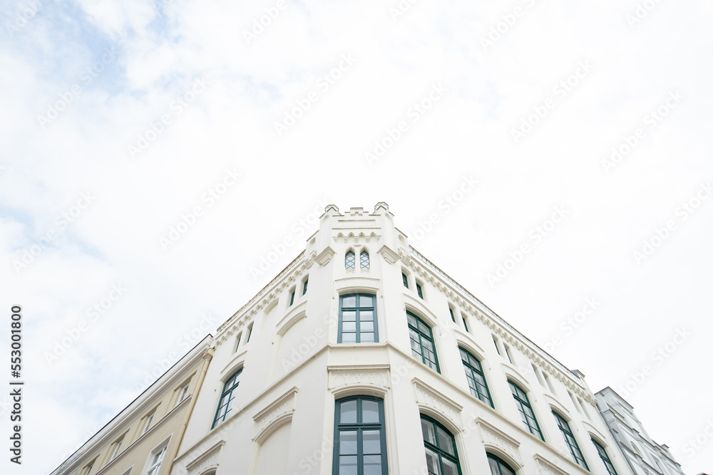 Obraz premium This image shows a beautiful half-timbered house in Wismar, Germany.