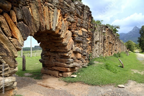 Vászonkép Old aqueduct from the Portuguese colonial era, on the old royal road (Estrada Re