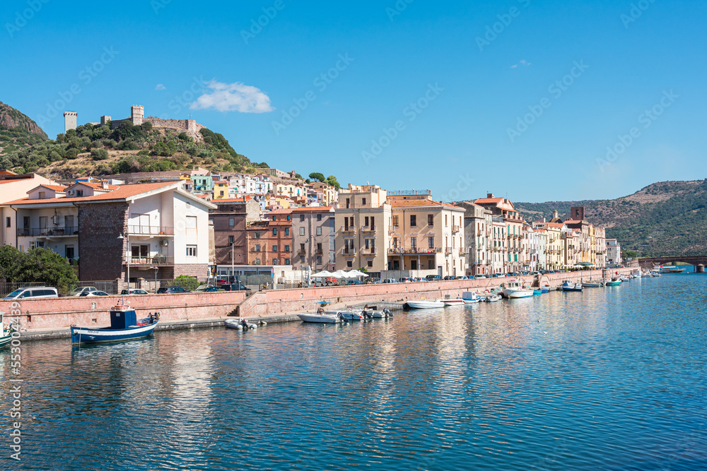 Hafen und Altstadt von Bosa auf Sardinien in weichem Nachmittagslicht.