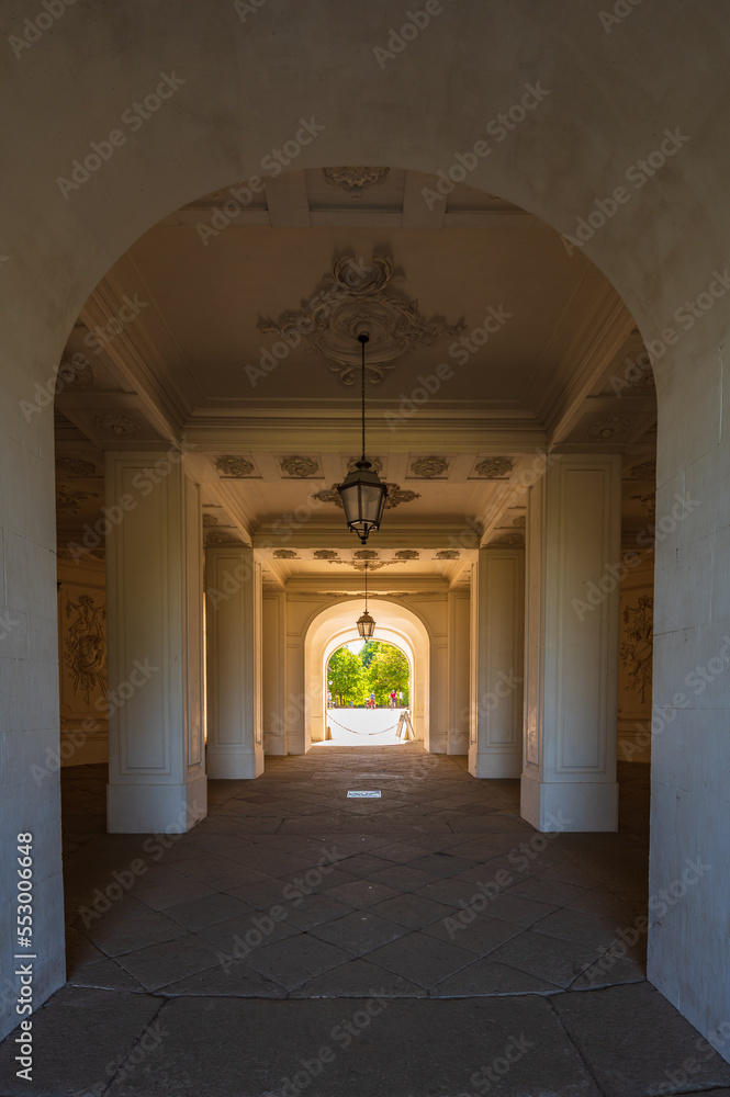 Torbogen mit Blick auf Schlosspark unter Schloss Solitude in der Nähe der Landeshauptstadt Stuttgart, Baden-Württemberg