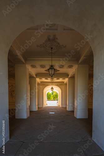 Torbogen mit Blick auf Schlosspark unter Schloss Solitude in der N  he der Landeshauptstadt Stuttgart  Baden-W  rttemberg