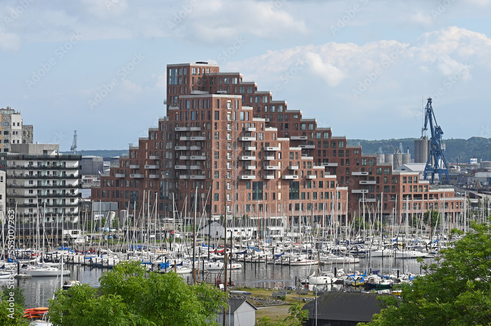 Naklejka premium Moderne Wohnbebauung im Yachthafen von Aarhus in Dänemark
