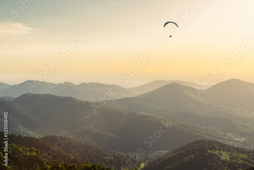 Canvastavla Ein Gleitschirmflieger an der Teufelsmühle im Schwarzwald vor dem Panorama von M