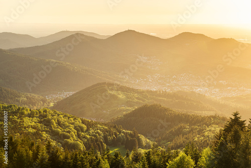 Blick von der Teufelsm  hle im Schwarzwald auf das Panorama von Murgtal  Rheintal und Elsass in der Abendsonne  Baden-W  rttemberg  Deutschland