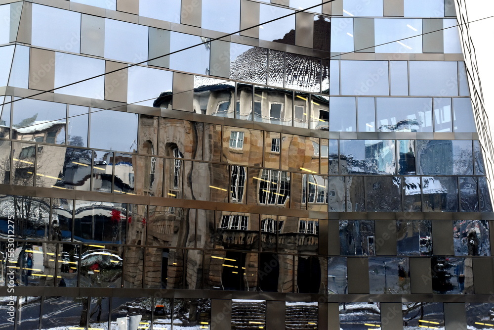 Fassadenspiegelung in Freiburg im Winter