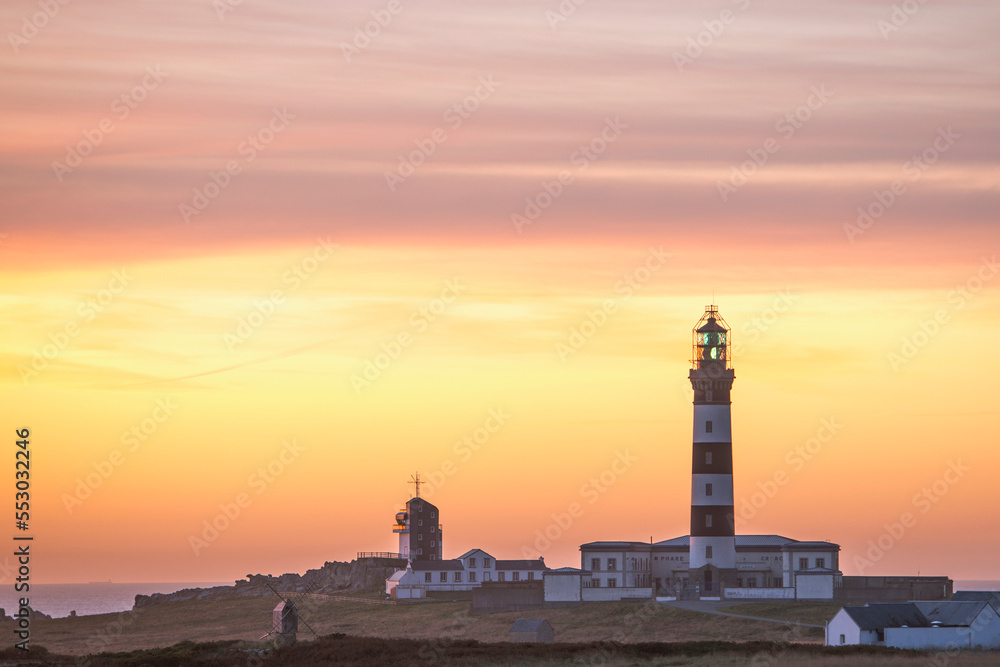 Lever de soleil sur le phare du Creac'h sur l'ile d'Ouessant en Bretagne.
