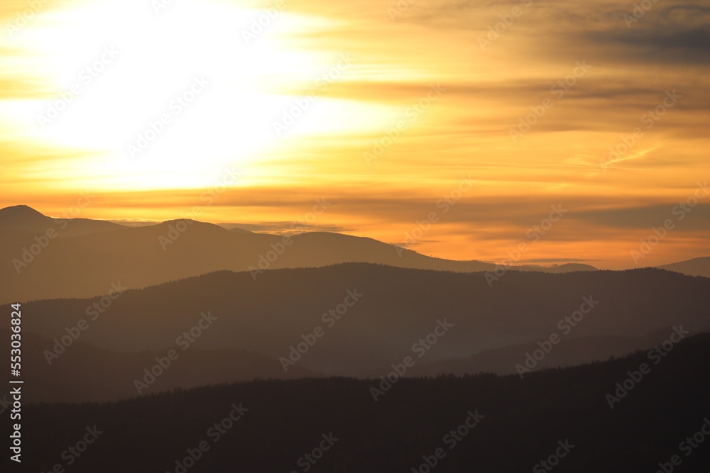 Zachód słońca z widokiem na góry