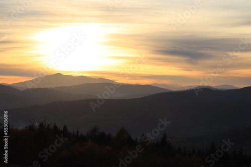 Fototapeta Naklejka Na Ścianę i Meble -  Zachód słońca z widokiem na góry