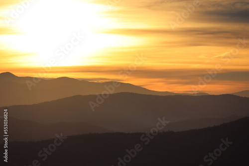 Zachód słońca z widokiem na góry © twin1