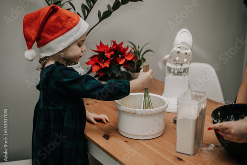 Obraz na płótnie dziecko miesza ciasto do ciastek w salonie