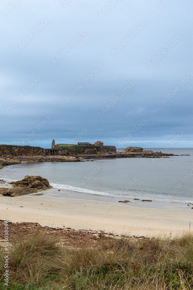 El municipio de O Grove está unido a la península por una de las playas más grandes de Galicia, la playa de A Lanzada. El municipio de O Grove está unido a la península por una de las playas más grandes de Galicia, la playa de A Lanzada.
