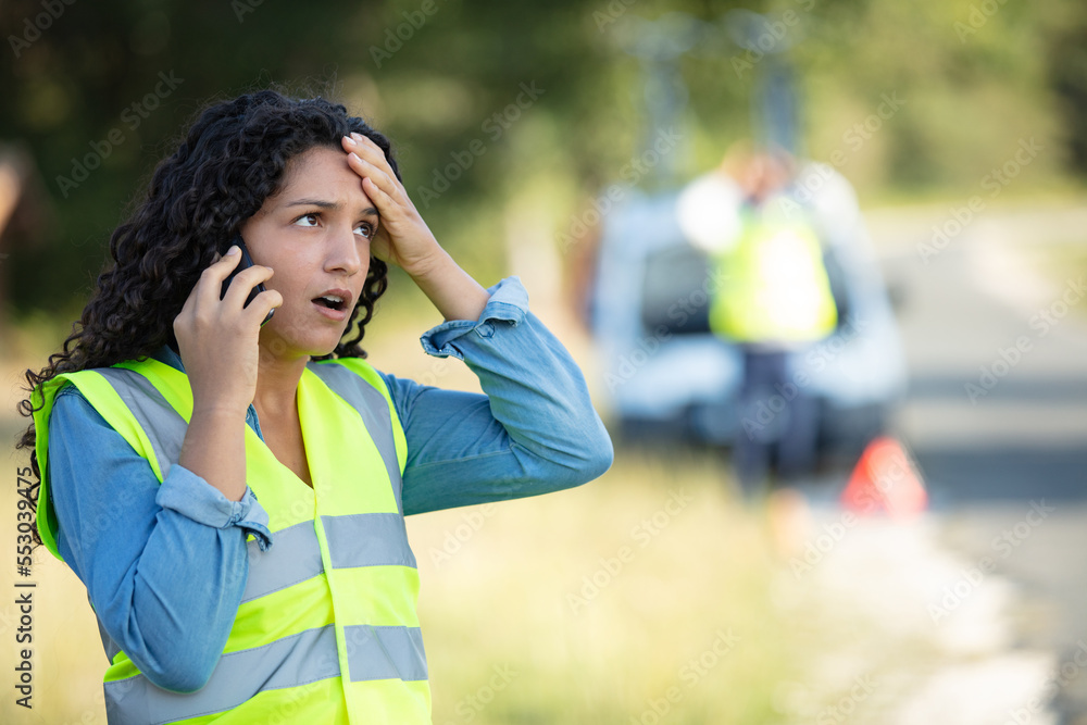 Naklejka premium woman calling after car crash accident