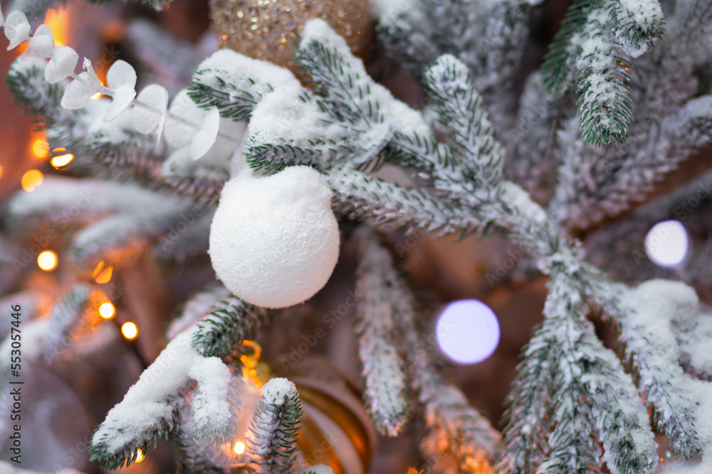 Φωτογραφία white fur ball with sequins, sparkles, garland on decoration Christmas tree with snow flakes for new year outdoor