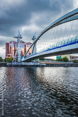 Canvas-taulu Foot bridge cross Manchester ship canal, connecting between Media City and Imper