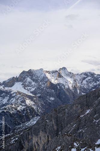 Schneebedeckte Landschaft Berge in den bayrischen Alpen im Winter