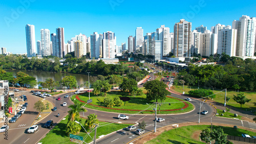 Rotatória da Avenida Maringa, Cidade de Londrina norte do estado do Paraná, perspectiva dos prédios ao redor do Lago Igapó  photo