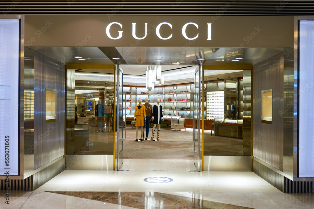 HONG KONG - JANUARY 27, 2016: shopwindow of Gucci store at Elements Shopping  Mall. Gucci is a luxury Italian fashion and leather goods brand, part of  the Gucci Group Stock 写真 | Adobe Stock