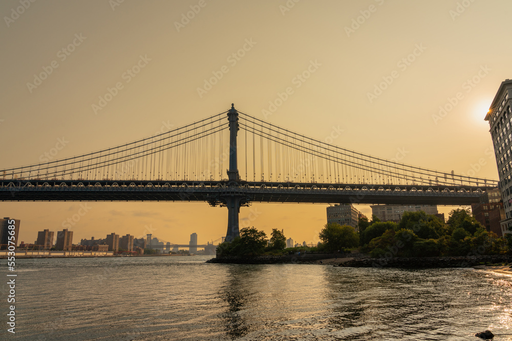 Naklejka premium Manhattan bridge photo in profile in the tones of the rising sun