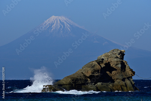 荒波と富士山