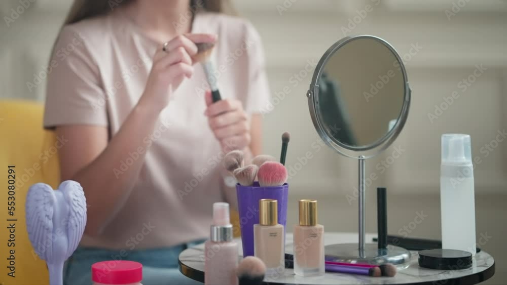 Beauty blogger talking about the make-up tools Beauty blogger talking about the make-up tools