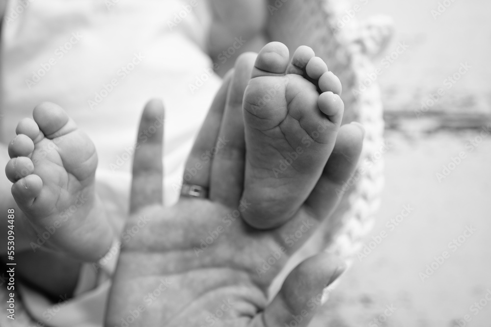 baby-feet-in-the-hands-of-mother-father-older-brother-or-sister