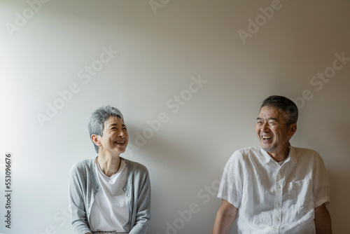 笑顔の日本人シニア夫婦