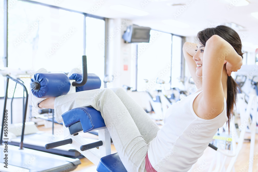 Obraz premium ジムで鍛える女性