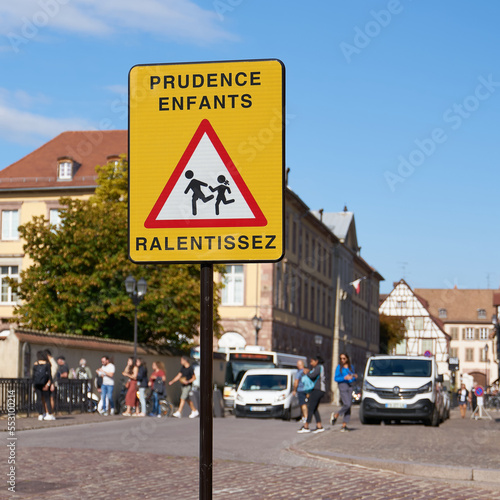 Schild in Frankreich mit der Aufschrift Prudence Entfants Ralentissez. Übersetzung: Vorsicht Kinder, langsam fahren