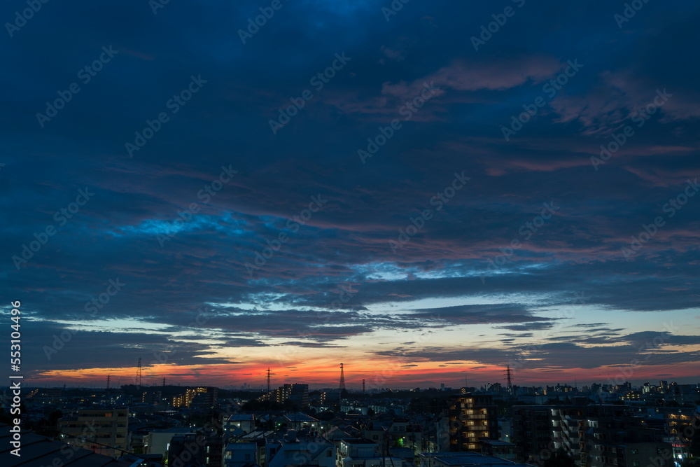 朝日　夜明け 都市風景 日の出　朝焼け 住宅
