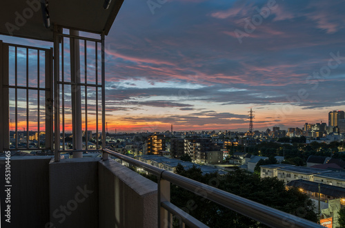 朝日　夜明け 都市風景 日の出　朝焼け 住宅
