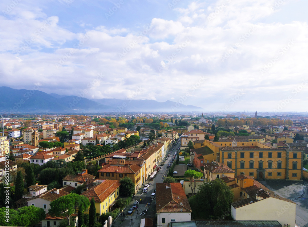 Fototapeta premium 山々が見えるトスカーナの街並み
