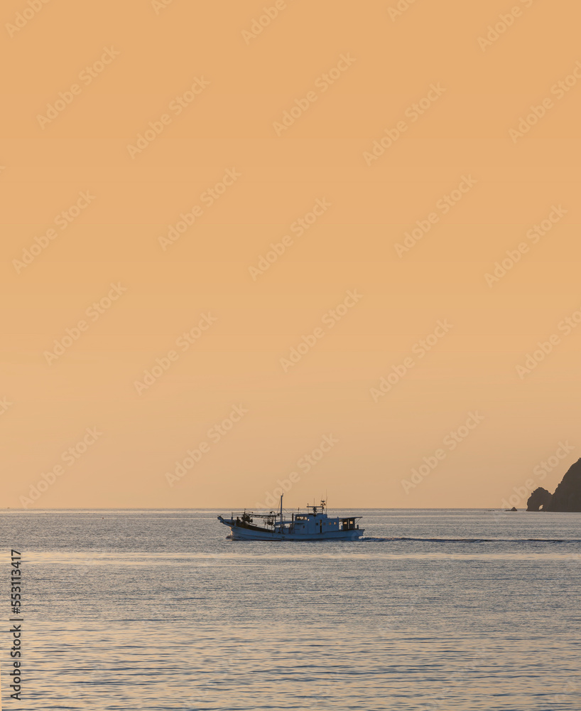 Obraz premium 夕焼け 夕陽 海 オレンジ色 夕日 漁船 日本海 山口県
