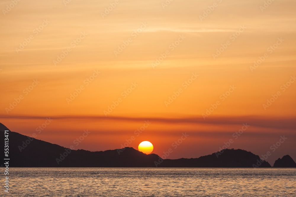 Obraz premium 夕焼け 夕陽 海 オレンジ色 夕日 漁船 日本海 山口県