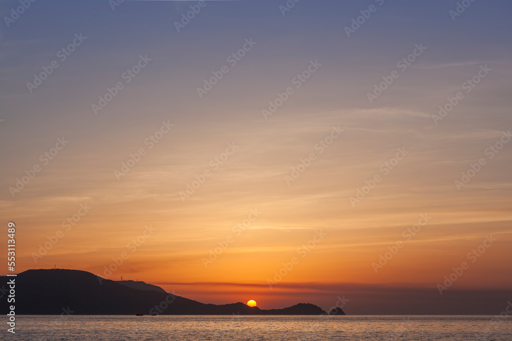 夕焼け　夕陽　海　オレンジ色　夕日　漁船　日本海　山口県