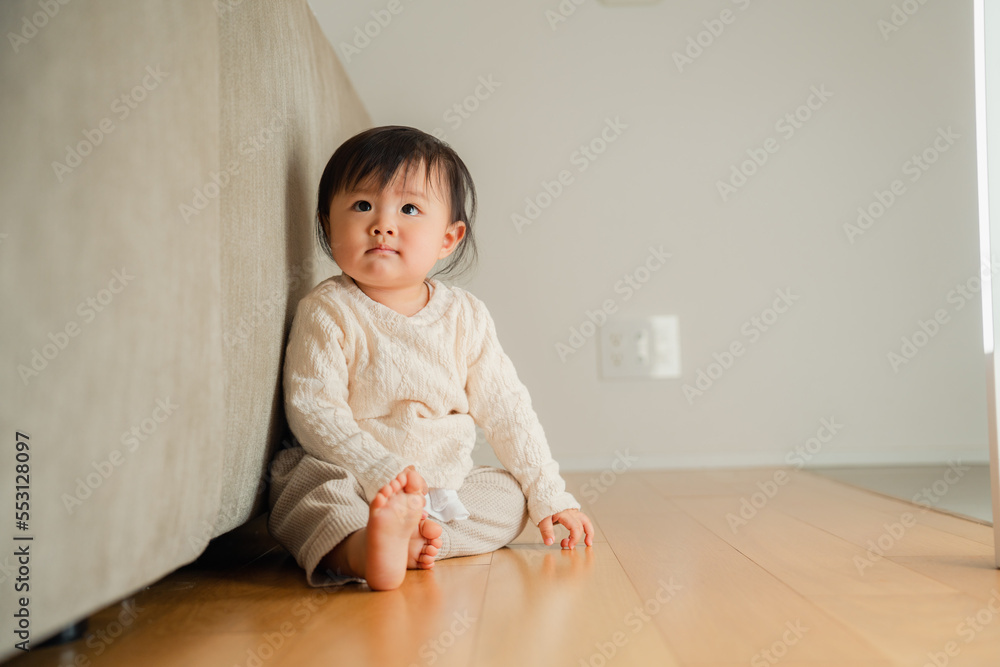 家でひとりで遊ぶ赤ちゃん 家でひとりで遊ぶ赤ちゃん