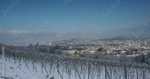 Schneelandschaft rund um Lörrach. Spektakuläre Aussicht vom Hügel und den Weinbergen von Tullingen über die Stadt, den Schwarzwald und das Wiesental  photo