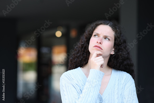 Φωτογραφία Pensive woman in the street looking above