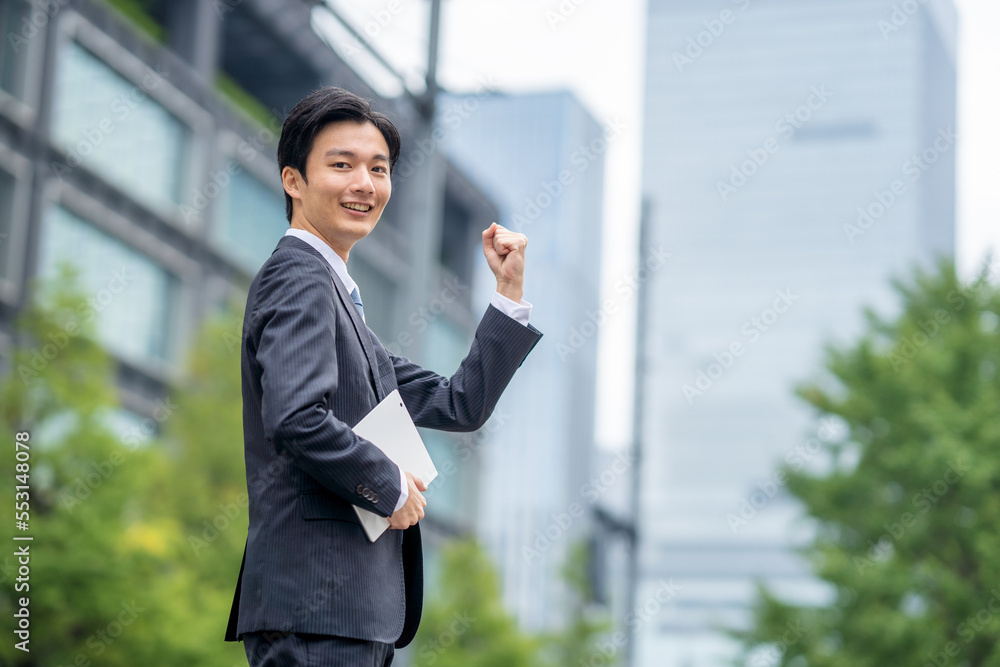 ガッツポーズをする男性 ガッツポーズをする男性