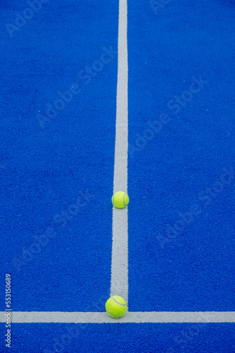 a ball on the line of a blue paddle tennis court © Vic