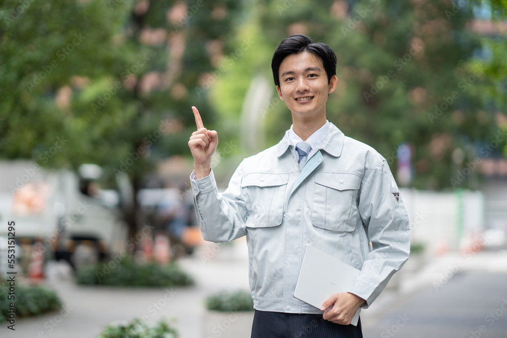 ポーズをとる作業服の男性 ポーズをとる作業服の男性