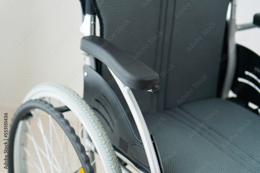 Obraz premium 室内にある無人の車椅子のクローズアップ