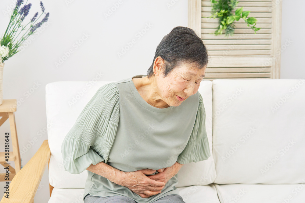 家で腹痛がする高齢者女性 家で腹痛がする高齢者女性