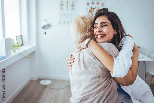 Foto Shot of a young woman doctor hugging her senior patient during a consultation