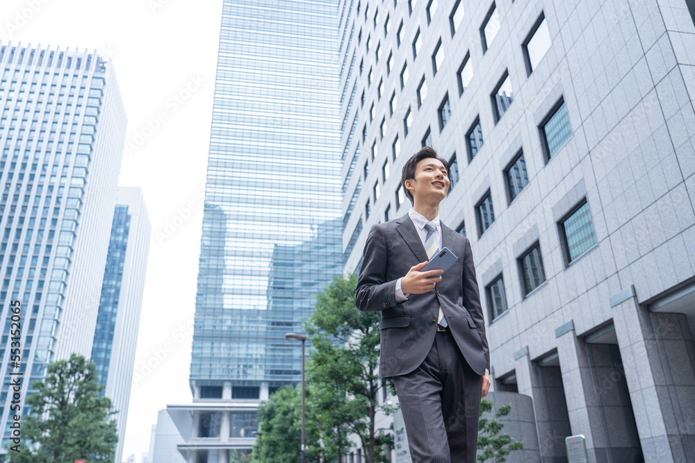 電話をする営業マン 電話をする営業マン