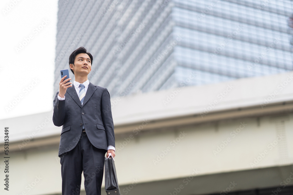 階段を歩くスーツの男性 階段を歩くスーツの男性