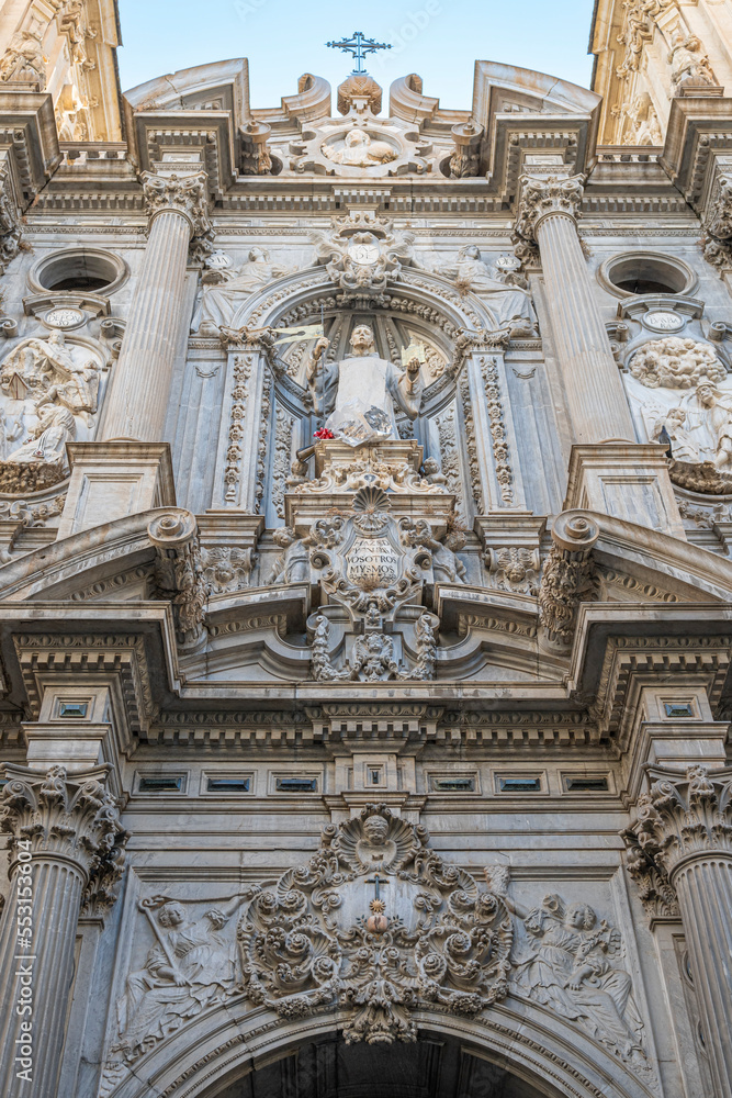Disparo vertical a la fachada barroca del siglo XVIII de la basílica de san Juan de Dios en Granada, España