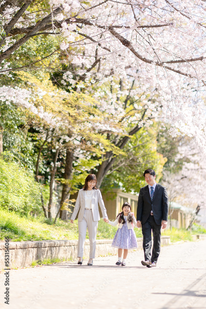 公園を歩く家族