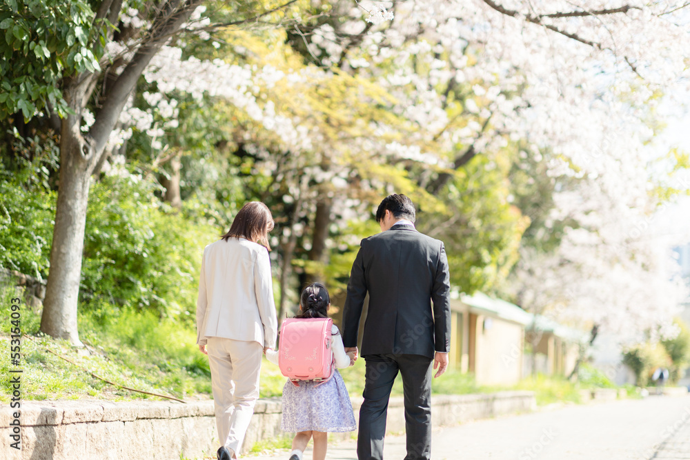 公園を歩く家族 公園を歩く家族